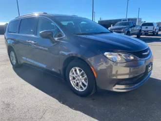 2021 Chrysler Voyager photo 2