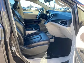 2021 Chrysler Voyager photo 4