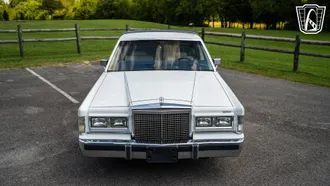 1985 Lincoln Town Car photo 2