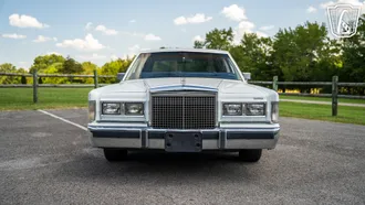 1985 Lincoln Town Car photo 3