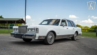 1985 Lincoln Town Car photo 6