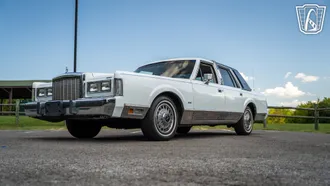 1985 Lincoln Town Car photo 7