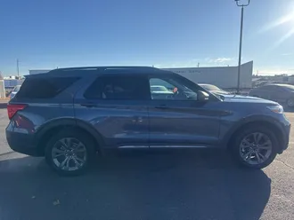 2021 Ford Explorer photo 2