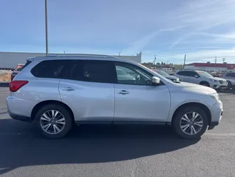 2019 Nissan Pathfinder photo 2