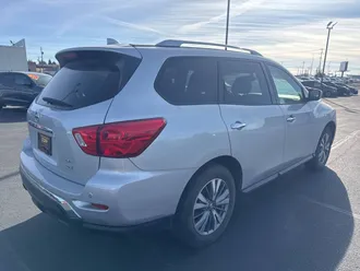 2019 Nissan Pathfinder photo 3