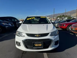 2017 Chevrolet Sonic photo 2