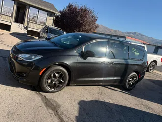 2018 Chrysler Pacifica photo 3