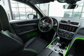 2025 Bentley Bentayga photo 2