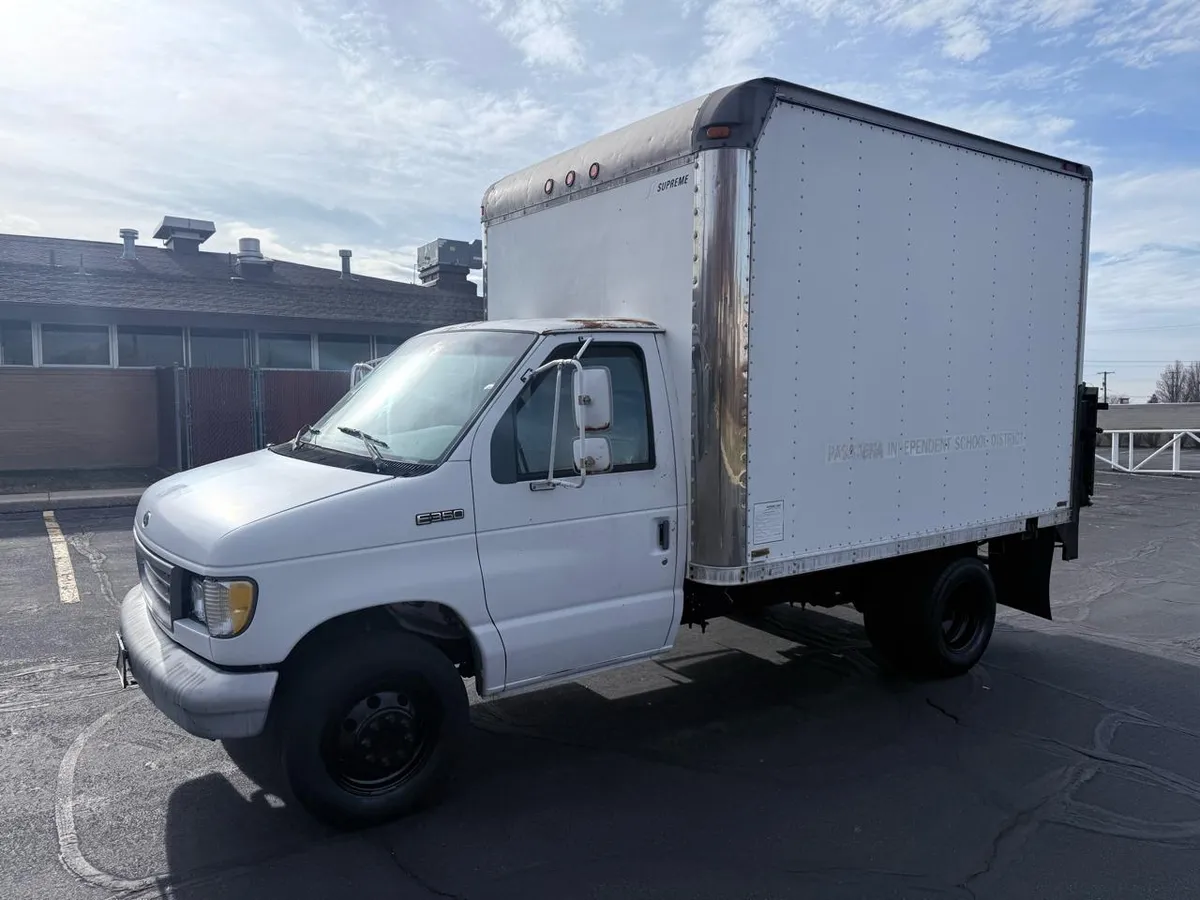 1996 Ford Econoline Commercial Cutaway 138" WB SRW