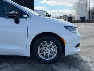 2026 Chrysler Voyager photo 4