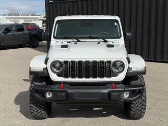 2026 Jeep Gladiator photo 3