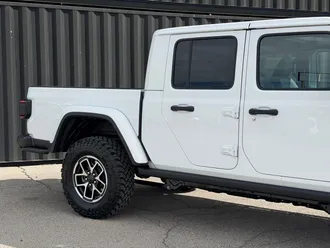 2026 Jeep Gladiator photo 5
