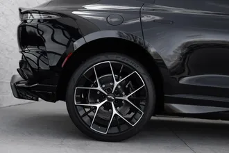 2026 Aston Martin DBX photo 6