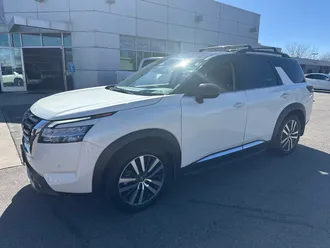 2022 Nissan Pathfinder photo 2