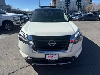 2022 Nissan Pathfinder photo 3