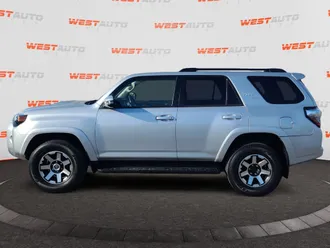 2020 Toyota 4Runner photo 2