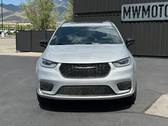 2024 Chrysler Pacifica photo 2