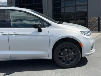 2024 Chrysler Pacifica photo 3