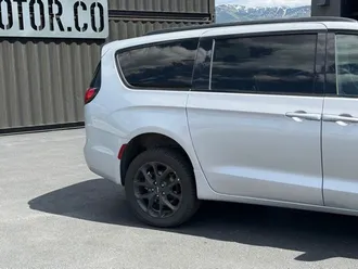 2024 Chrysler Pacifica photo 4