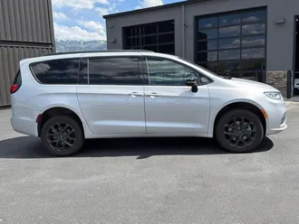2024 Chrysler Pacifica photo 5