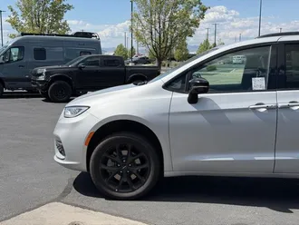 2024 Chrysler Pacifica photo 7