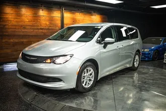 2023 CHRYSLER VOYAGER photo 2