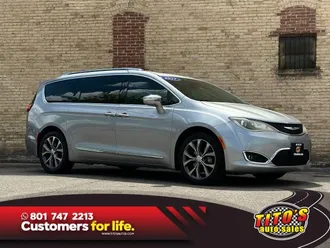 2017 Chrysler Pacifica photo 2