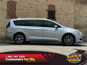 2017 Chrysler Pacifica photo 3