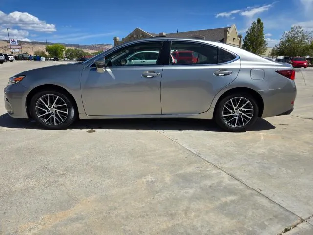 2016 Lexus ES