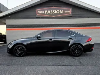 2017 Lexus IS photo 2