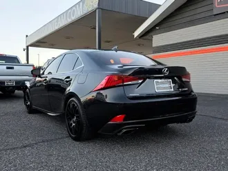 2017 Lexus IS photo 3