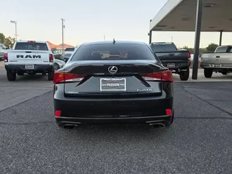 2017 Lexus IS photo 4