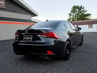 2017 Lexus IS photo 5