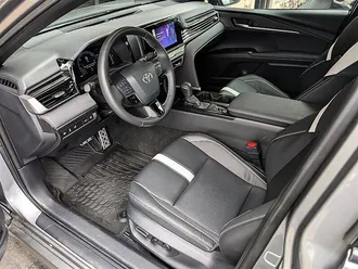 2025 Toyota Camry SE Hybrid photo 2