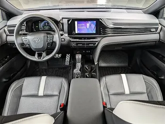2025 Toyota Camry SE Hybrid photo 3