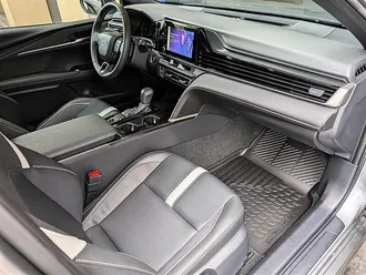 2025 Toyota Camry SE Hybrid photo 4