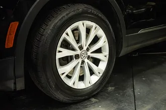2018 VOLKSWAGEN TIGUAN photo 3