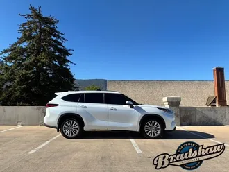 2023 Toyota Highlander photo 3
