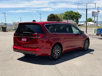 2027 Chrysler Pacifica photo 7