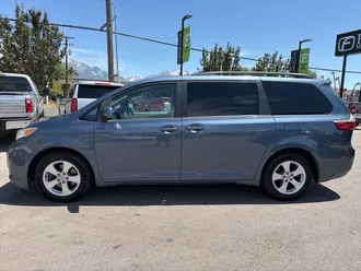 2017 Toyota Sienna photo 3