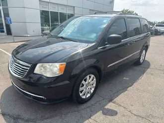 2014 Chrysler Town & Country photo 2