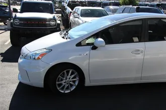 PRIUS V 4