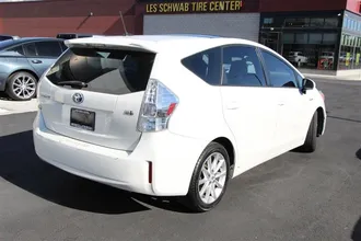 PRIUS V 8