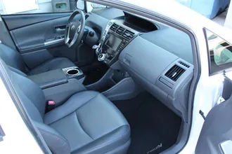 PRIUS V 17