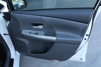 PRIUS V 19