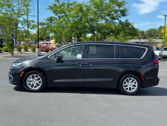 2023 Chrysler Pacifica photo 4