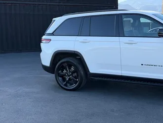 2024 Jeep Grand Cherokee photo 4