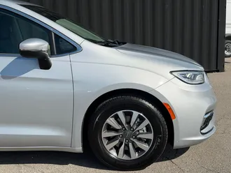 2023 Chrysler Pacifica Hybrid photo 4