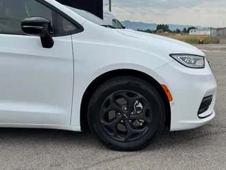 2024 Chrysler Pacifica Hybrid photo 3