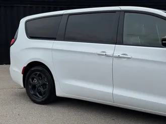 2024 Chrysler Pacifica Hybrid photo 4